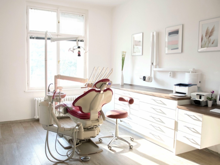 Dentální hygienistka v Dejvicích na 1 den v týdnu Dentální hygienistka v Dejvicích na 1 den v týdnu